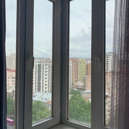 יירבאן Cozy Apartment Near Republic Square מראה חיצוני תמונה