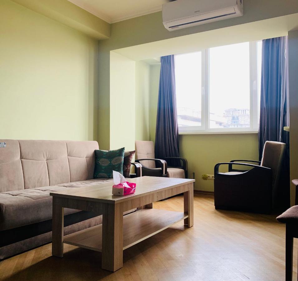 יירבאן Cozy Apartment Near Republic Square מראה חיצוני תמונה